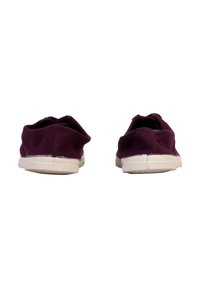 Lilla canvas slip-on sko med en blød tekstur, der har en hvid gummisål og et enkelt design, vist fra bagvyn.