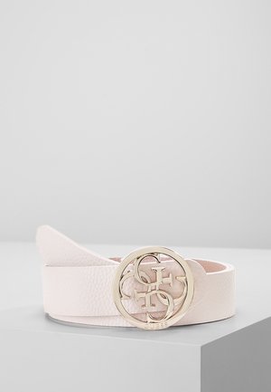 Ceinture en cuir blanc texturé avec une boucle ronde en or ornée de lettres entrelacées "G" et le mot "GUESS" gravé en bas.