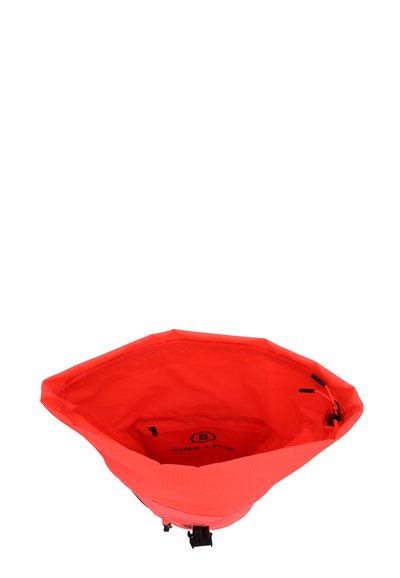 Ljus röd vattentät väska med åttakantig form, med en toppstängning och en innerficka med varumärkets etikett. Slät textur, hållbar design.