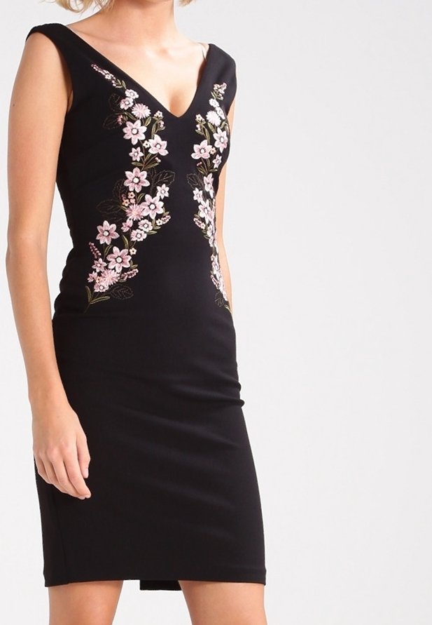 Robe noire sans manches, cintrée, avec un décolleté en V profond et une broderie florale rose courant verticalement le long des côtés avant.