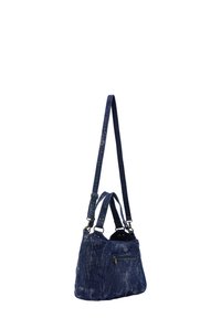 Denim schoudertas in donkerblauw, met een gestructureerde afwerking, twee straps, een ritsvak en een zachte, slungelige vorm.