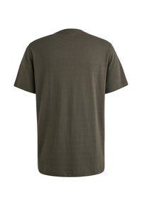 Camiseta de manga corta en verde olivo, hecha de una tela texturizada con sutiles rayas horizontales, cuello redondo y corte relajado.