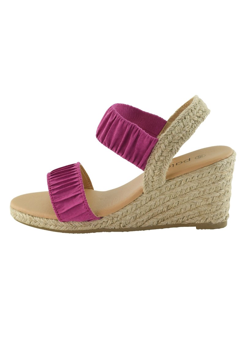 Sandály na klínu s tkanou podrážkou v přírodní barvě, růžové textilní popruhy s řasením, otevřená špička a mírně zvýšený podpatek.