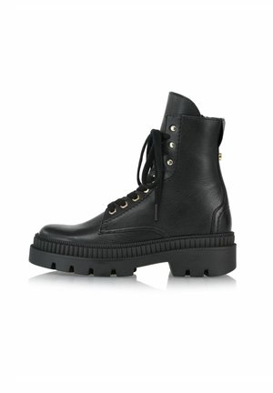 - Botki na platformie