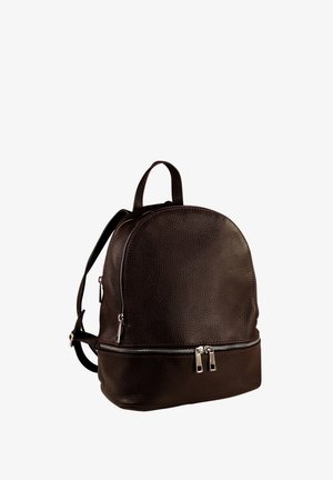 Sac à dos en cuir marron de forme arrondie, doté d'une poche zippée extérieure, de doubles fermetures éclair et d'une surface texturée. Bandoulières réglables et poignées supérieures incluses.