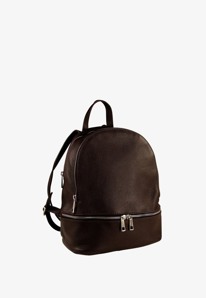 Bruine leren rugzak met een ronde vorm, een voorklep met rits, dubbele ritsen en een gestructureerd oppervlak. Inclusief verstelbare schouderbanden en een handvat aan de bovenkant.