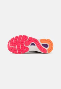 Suola di scarpa atletica con un motivo in gomma rosa, intersuola bianca e accenti arancioni brillanti. Scanalature testurizzate per una migliore aderenza.