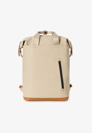Beige roll-top rugzak met een gladde textuur, tan leren accenten, een voorzak met rits en een logo dat op de voorkant is gedrukt. Voorzien van stevige schouderbanden.