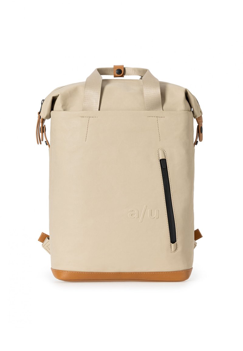 Zaino a roll-top beige con una texture liscia, dettagli in pelle color cuoio, una tasca con zip frontale e un logo impresso sulla parte anteriore. Dotato di spallacci resistenti.