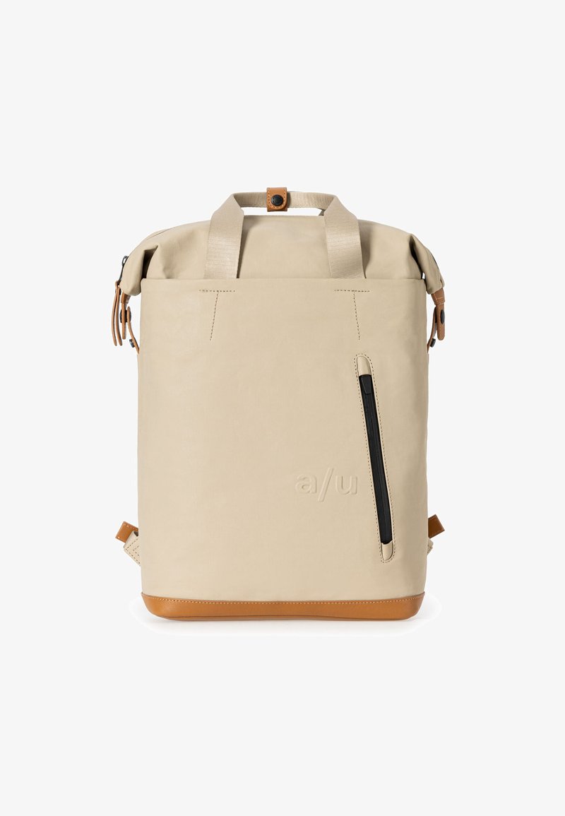 Beige roll-top rugzak met een gladde textuur, tan leren accenten, een voorzak met rits en een logo dat op de voorkant is gedrukt. Voorzien van stevige schouderbanden.