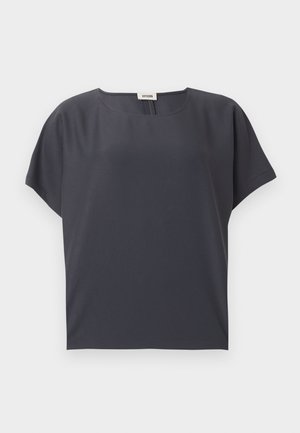 Donkergrijze blouse met korte mouwen, ronde halslijn en losse pasvorm, plat gelegd op een lichte achtergrond.