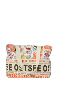Strandtas met een kleurrijk schelpenpatroon, crèmekleurige handvatten en oranje branding met de tekst "OSTSEE" op een beige basis. Zacht stoffen materiaal.