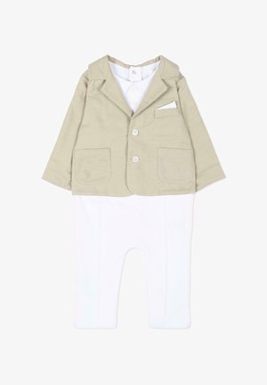 Beige babyjasje met twee knopen, twee voorzakken en een wit eendelig pakje eronder bevestigd.