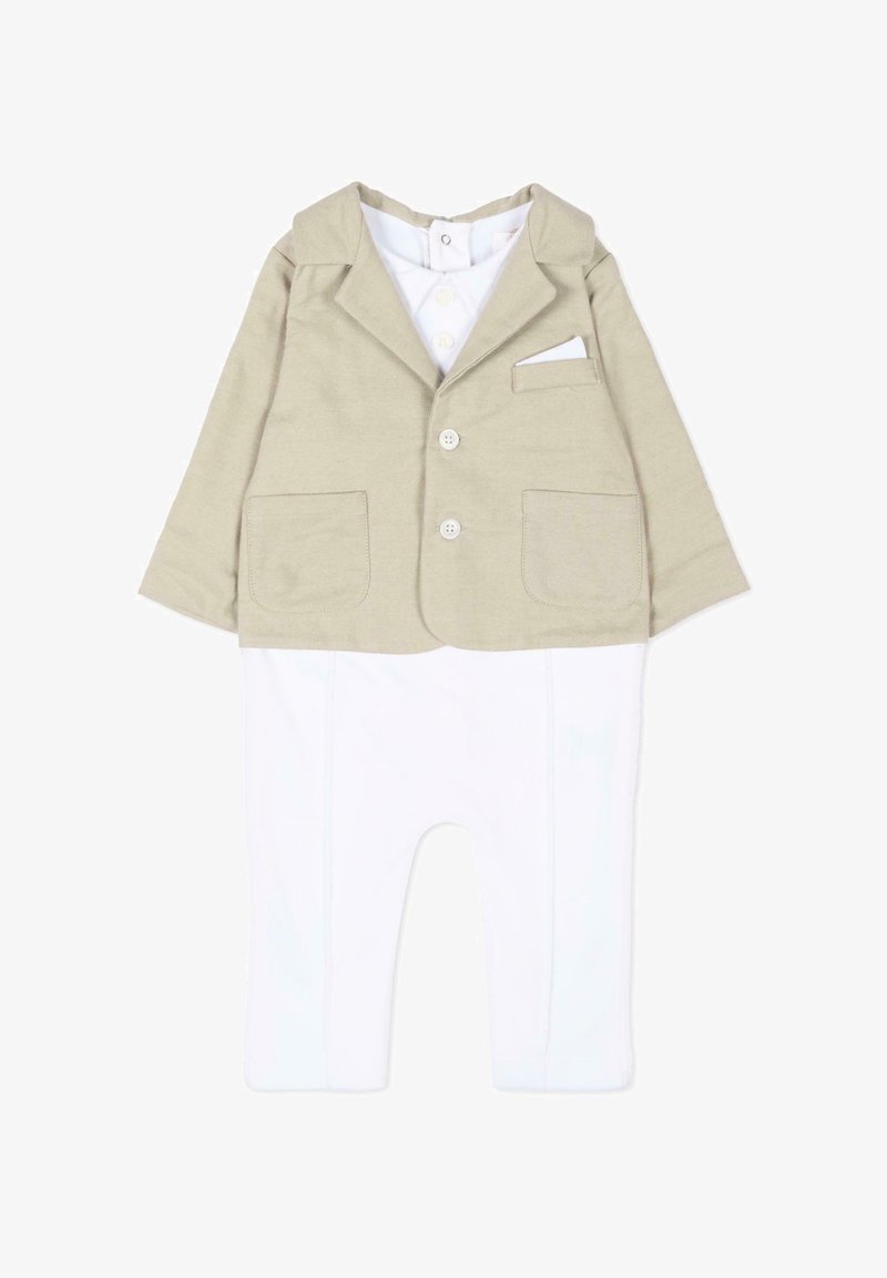 Beige babyjasje met twee knopen, twee voorzakken en een wit eendelig pakje eronder bevestigd.