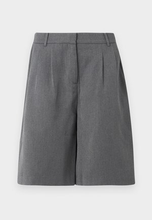 Pelēki piegriezti šorti ar taisnu priekšu, krokām un sānu kabatām. Izgatavoti no viegla auduma, ar gludu tekstūru un taisnu griezumu.