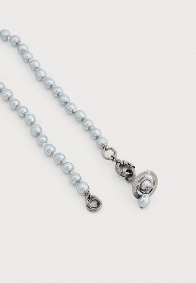 Svetlomodrý korálkový reťazec s lesklým povrchom, vybavený kovovým príslušenstvom a zapínaním pre bezpečné pripevnenie.