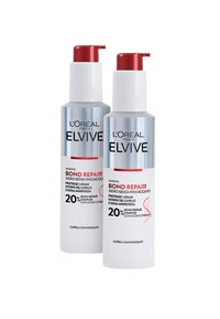 Due bottiglie cilindriche di L'Oréal Elvive Bond Repair. Bianche con lucidi dettagli argento e rossi, dotate di erogatori a pompa e testo nero in grassetto.