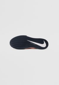 Nikeova potplatica, mornarsko plava s uzorkom riblje kosti. Sadrži bijeli Swoosh logo i glatke teksturirane akcenta na peti.