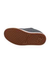 Čierna skate obuv s gumovou hnedou trakčnou štruktúrou, so zeleným okrajom a vystúpeným logom v pravom rohu.