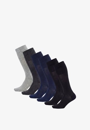 Sechs Paar schlichte knielange Socken in Grau, Dunkelgrau, Navyblau und Schwarz, nebeneinander auf weißem Hintergrund angeordnet.