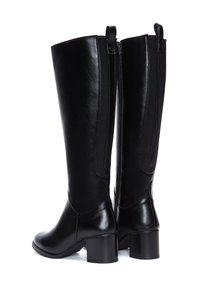 Botas negras hasta la rodilla con un acabado de cuero suave, cremalleras laterales y un tacón grueso. Presentan un ajuste ceñido y costuras reforzadas.