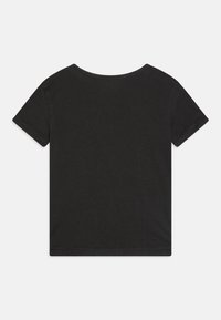Svart t-skjorte med kort erm, rund hals, myk tekstur og enkelt design. Ingen synlige mønstre eller hardware-detaljer.