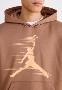 Jordan M J HBR FLC PO - Mikina s kapucňou - archaeo brown/orange chalk