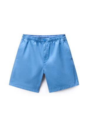 Jasnoniebieskie męskie szorty z elastycznym paskiem, zapięciem na guzik i bocznymi kieszeniami, pokazane na płasko na białym tle.