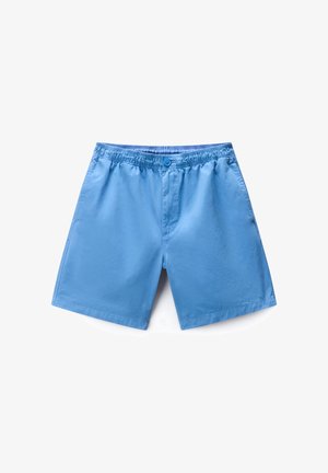 Hellblaue Herren-Shorts mit elastischem Bund, Knopfverschluss und Seitentaschen, flach auf weißem Hintergrund präsentiert.