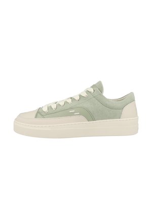 Lage sneaker van lichtgroene stof en beige leer met witte veters en dikke beige rubberen zool, zijaanzicht.