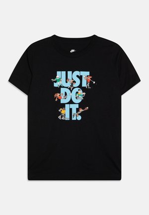 T-shirt noir avec un grand texte bleu clair "JUST DO IT." et des athlètes de dessin animé jouant au football, au basket-ball, au golf et au baseball sur les lettres.