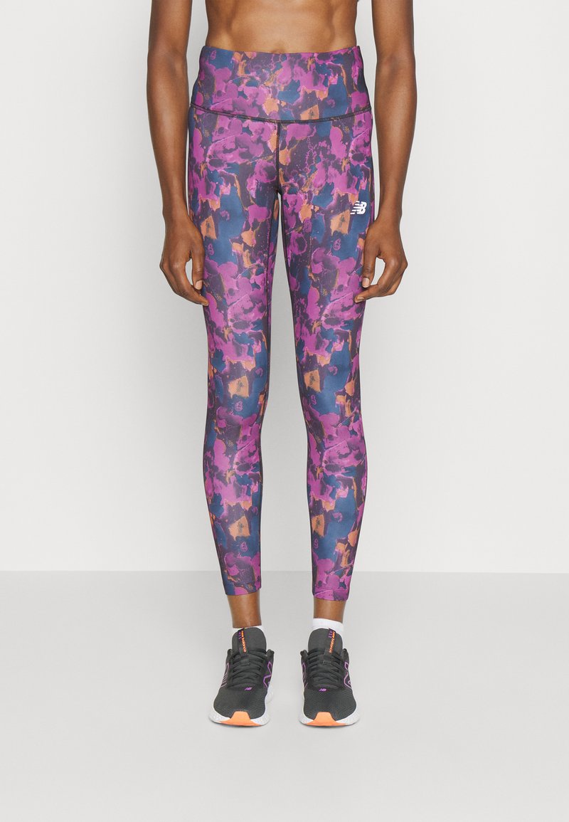 Legginsy z wysokim stanem z purpurowym, różowym i pomarańczowym abstrakcyjnym wzorem na niebieskim tle, wykonane z elastycznego materiału. Logo New Balance.