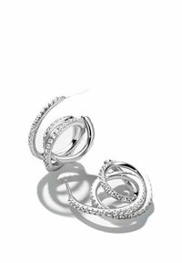 Silver spiralörhängen med intrikata vridna mönster, prydda med små klara kristaller som skapar en skimrande effekt.