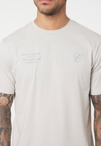 CLOSURE London STACKED SCRIPT  TEE - Print T-shirt - pumice