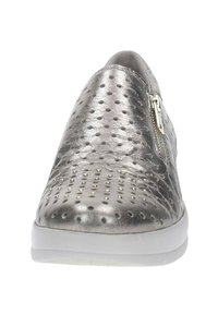 Scarpa slip-on in silver metallizzato con design perforato e cerniera laterale. Suola bianca, texture liscia con punta arrotondata e stile minimalista.