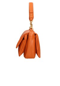 Sac à main en cuir orange avec un design structuré, une forme arrondie et une seule bandoulière réglable. Possède du matériel en ton or et des accents repliés.