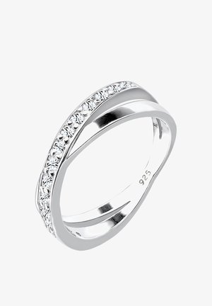 Anillo de plata 925 con bandas entrelazadas, una banda con pequeñas piedras preciosas transparentes incrustadas en una fila continua.