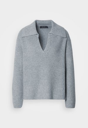 Suéter gris de punto acanalado con cuello en V y cuello ancho. Cuenta con mangas largas y una textura en la tela.