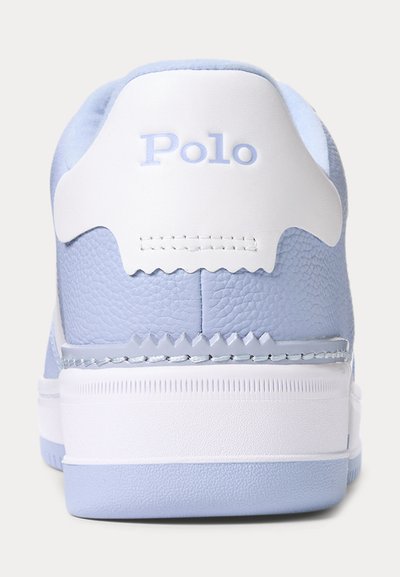 Πίσω όψη ενός ανοιχτό μπλε δερμάτινου αθλητικού παπουτσιού με λευκή σόλα και ταμπέλα στη φτέρνα με ανάγλυφο το όνομα της μάρκας "Polo".