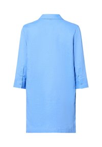 Lichtblauw, gekleed shirt met driekwart mouwen, met knoopdetails. Gemaakt van een soepele, lichte stof met een ontspannen pasvorm.