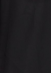 Tessuto nero con una superficie liscia, uniforme nel colore, privo di motivi o decorazioni distintive.