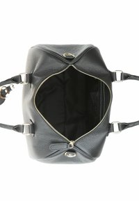 Bolso de mano de cuero negro con un acabado texturizado, cierre de cremallera y dos asas ajustables. El interior está forrado en tela negra.