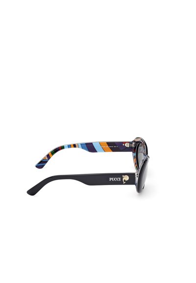 Gafas de sol negras con lentes redondeados. Brazos curvados con un interior de rayas multicolores y un logo de Pucci dorado en un lado.