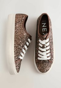 Tenisi maro strălucitori cu șireturi albe, suprafață texturată, interior căptușit și talpă din cauciuc alb în contrast.