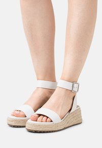 Even&Odd Espadrilky - white