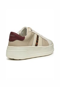 Baskets en cuir beige avec des accents léopard et un talon bordeaux. Comprend des superpositions en daim texturé et une semelle blanche épaisse au design sportif.