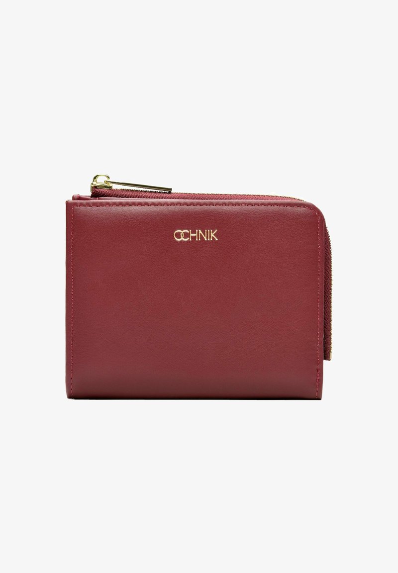 Bordowa skórzana portmonetka z złotym okuciem, zamknięcie na zamek błyskawiczny i wytłoczone logo. Gładka tekstura, prostokątny kształt, wieloma przegródkami.