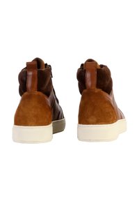 Bruine leren en suède hoge sneakers met een witte rubberen zool. Bevat textuurpanelen en een achterkant voor eenvoudig aan- en uittrekken.