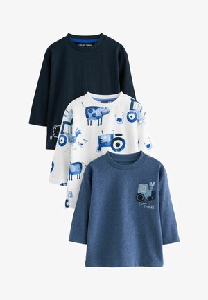 Tre camicie a maniche lunghe: blu scuro, bianca con stampe a tema fattoria blu, e una camicia blu con macchie con ricamo di trattore.