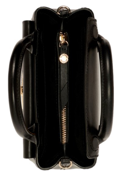 Sac à main en cuir noir avec un design structuré, des poignées supérieures, une fermeture éclair dorée et une petite poche zippée à l'intérieur. Texture lisse avec des accents minimalistes.